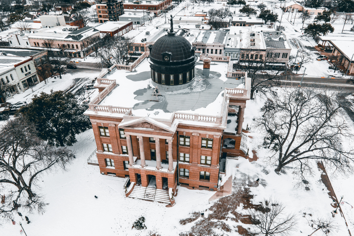 Snow covers the courthouse in Austin Texas. Does it snow in Austin Texas?