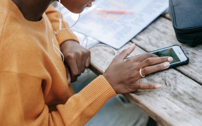 User checking settings on sim free iphone to confirm unlocked status