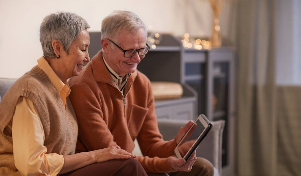 Senior couple learn to apply free ipads for better daily communication and online access