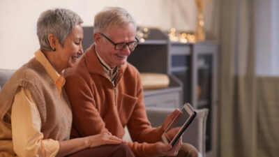 Senior couple learn to apply free ipads for better daily communication and online access