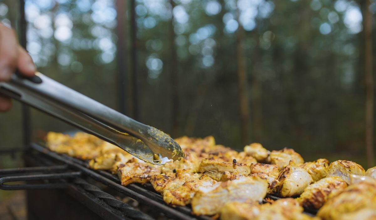 how long to grill boneless chicken thighs