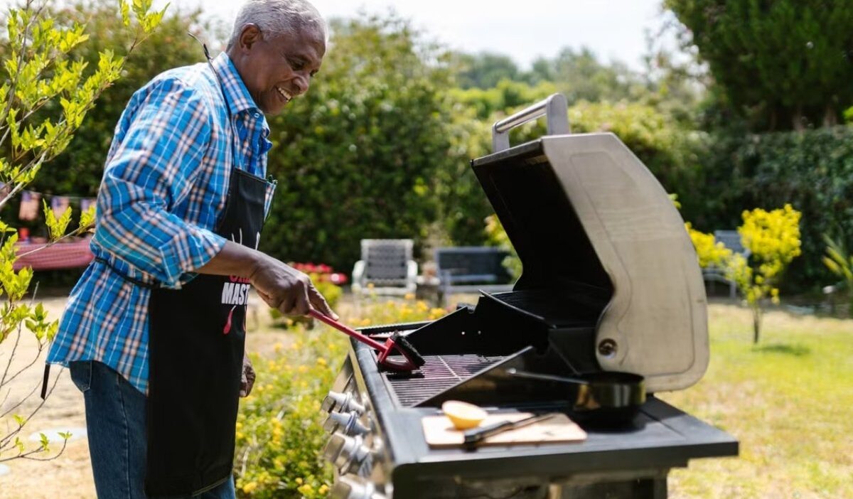how to clean grill grates easily for grease, burnt food, and rust