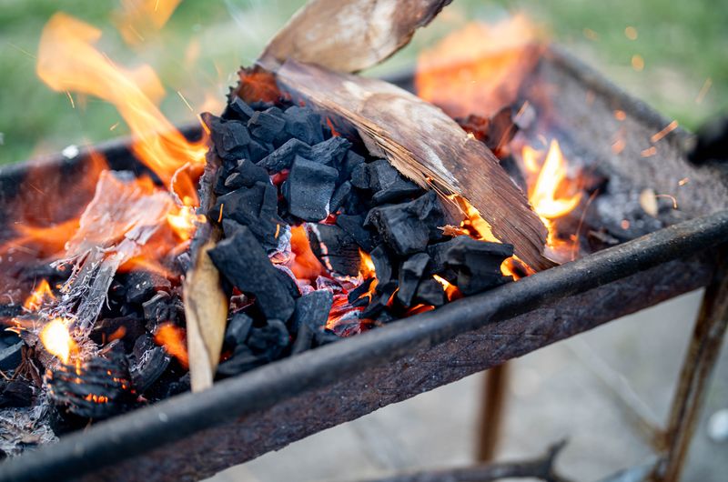 how-to-use-a-charcoal-grill-with-wood-chips