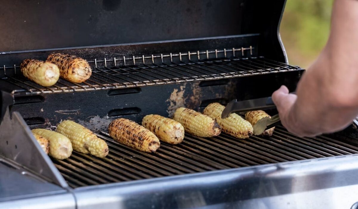 How long does it take to grill corn for juicy kernels with lightly charred edges