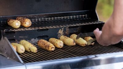 How long does it take to grill corn for juicy kernels with lightly charred edges