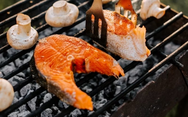 How to grill salmon with skin finish on the flesh side
