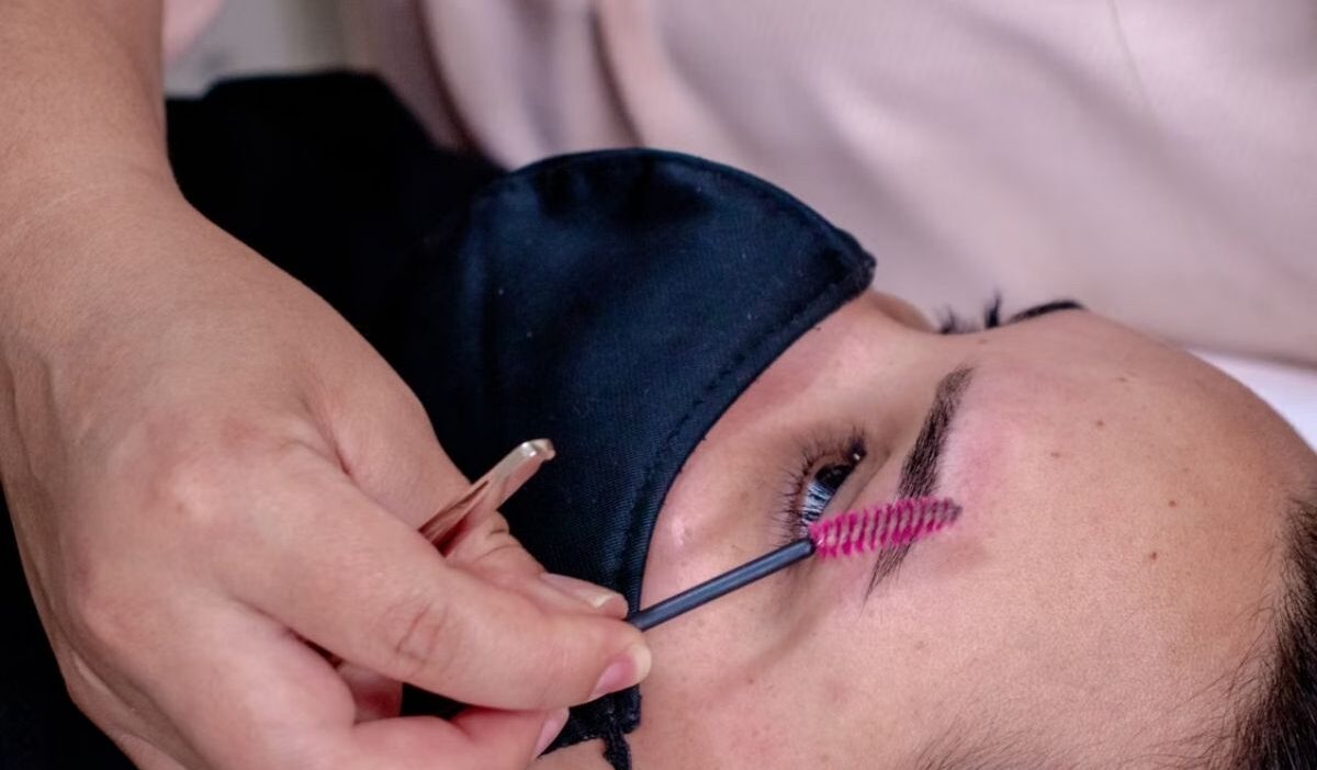 How long does a brow lamination last