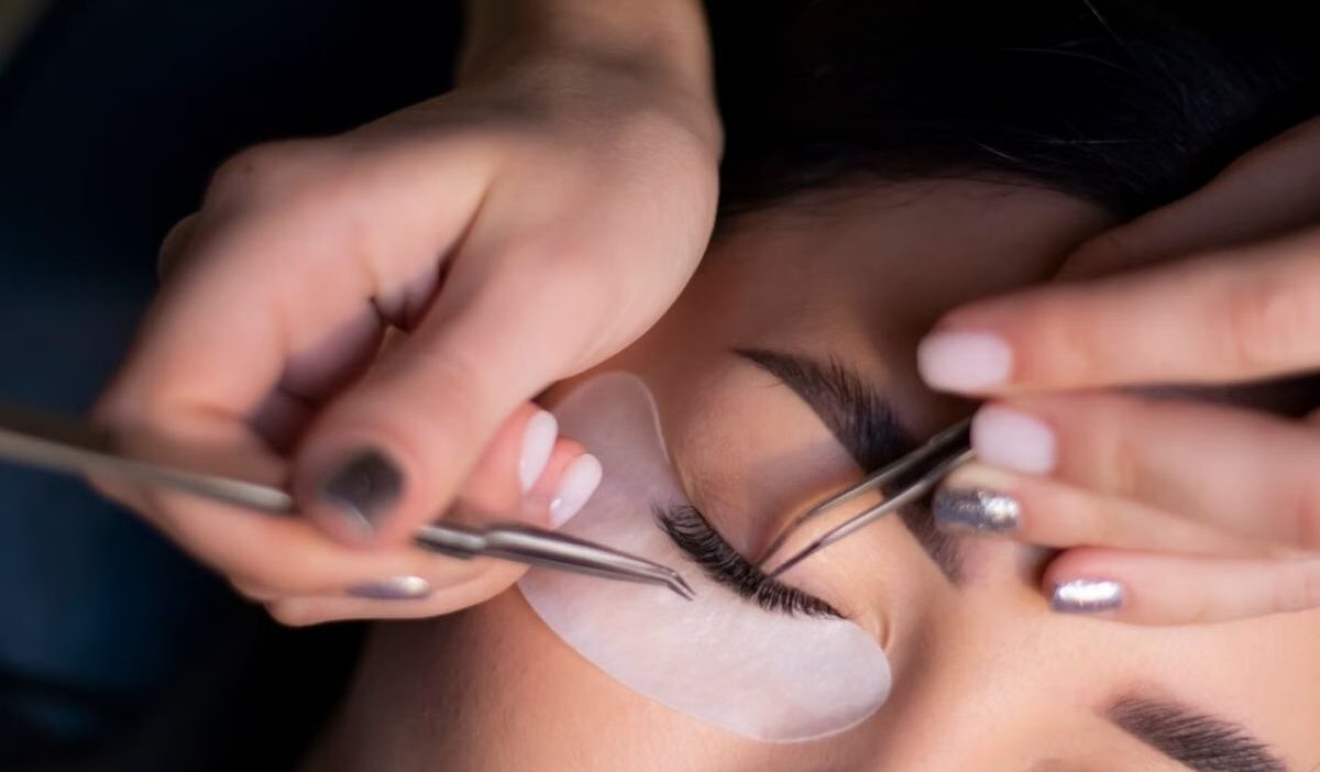 How long does a lash lift last