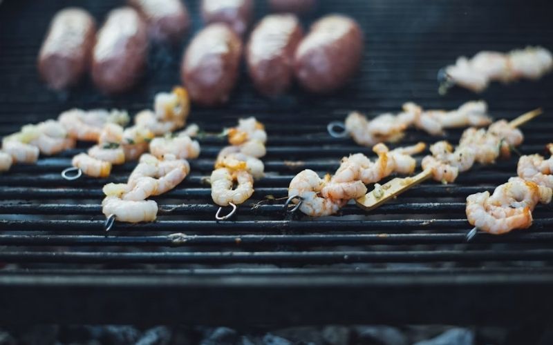 How long to grill shrimp skewers at the right grill temperature for even cooking