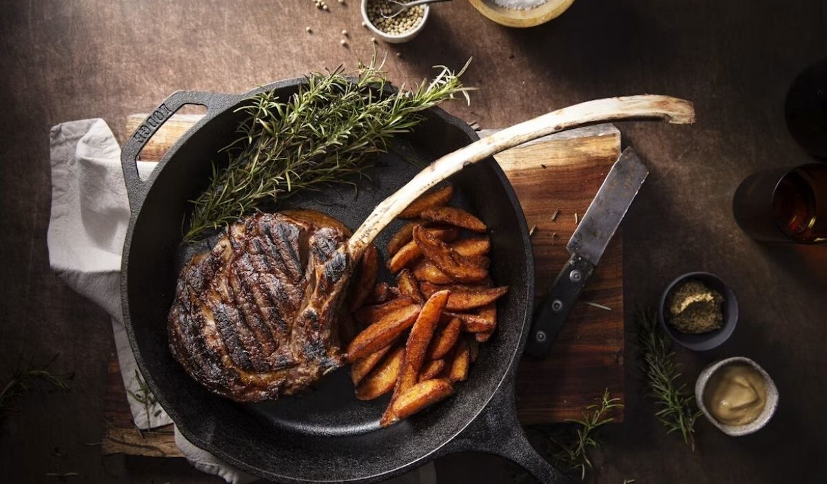 How to cook a tomahawk steak on the grill for a browned crust