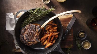 How to cook a tomahawk steak on the grill for a browned crust