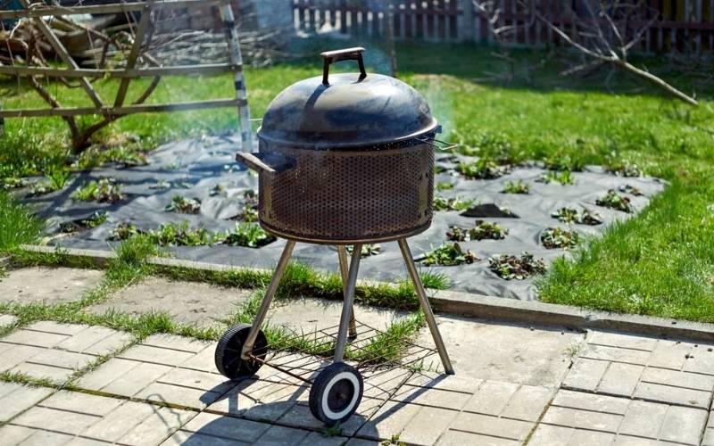 how to put out charcoal grill while allowing the remaining coals to cool