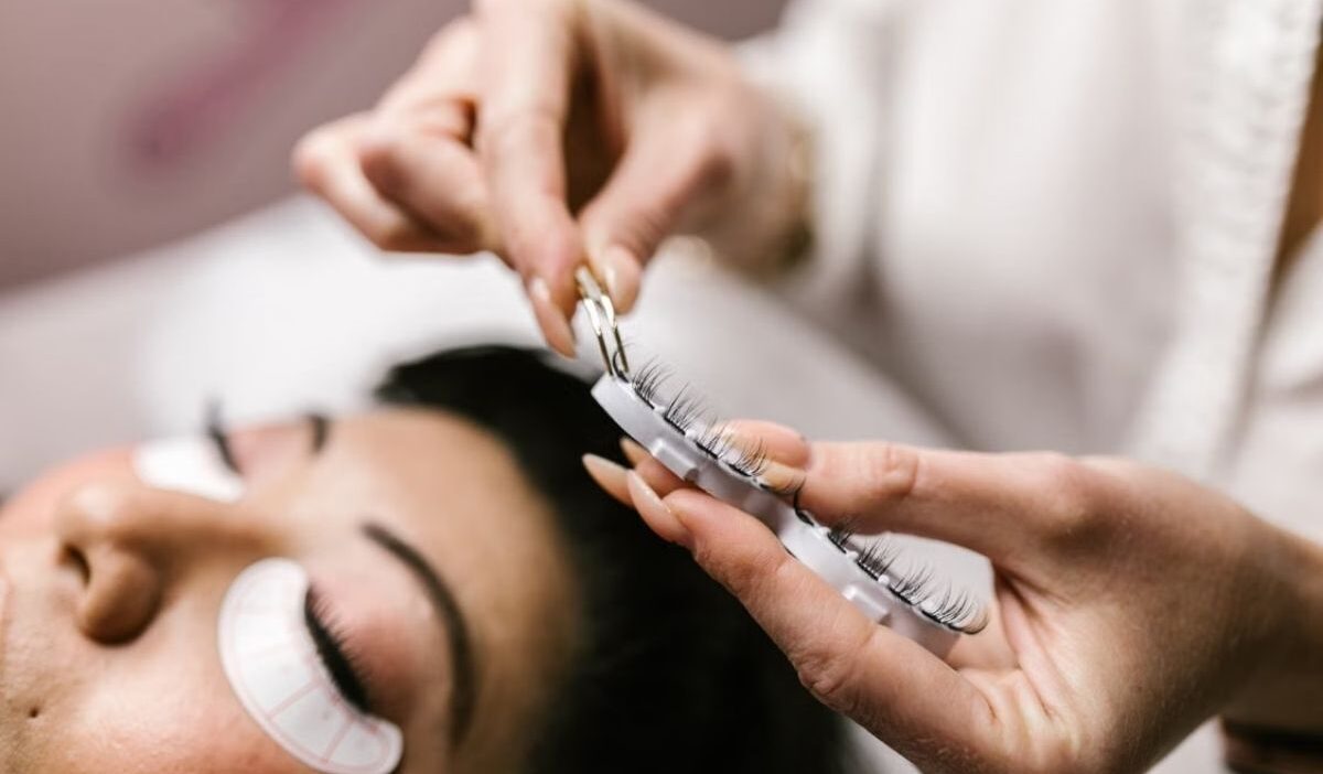 How long do lash extensions last and when to get a refill