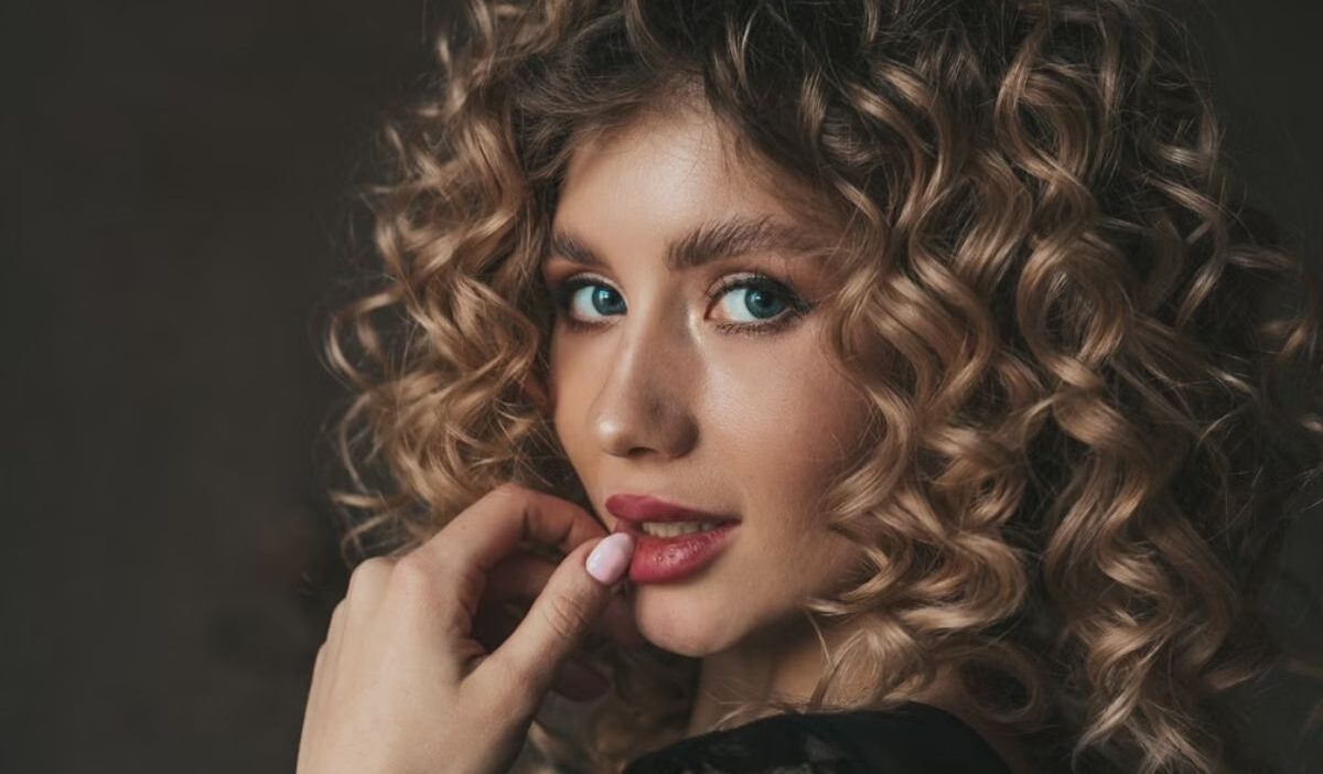How long does a perm last: timeline, care, and touch-ups.