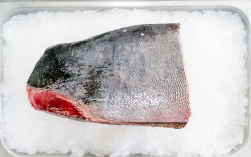 Signs to check when deciding how long salmon lasts in the fridge