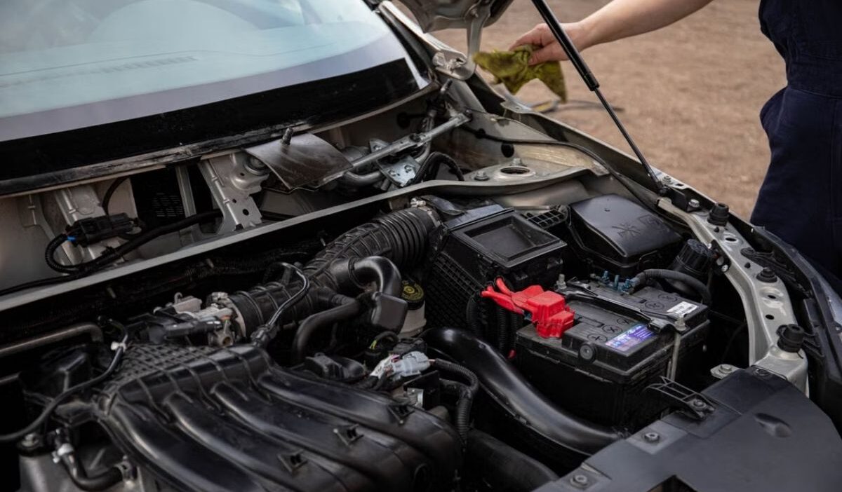 How long should a car battery last based on its typical service life and vehicle use