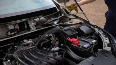 How long should a car battery last based on its typical service life and vehicle use